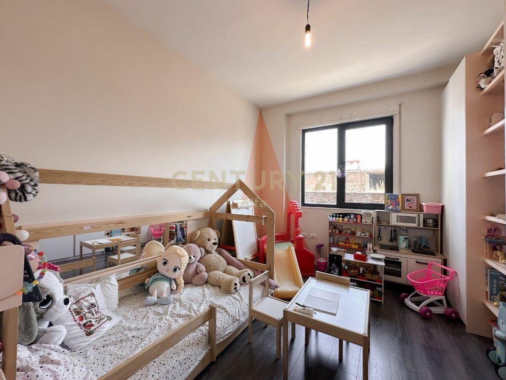 Apartament 2+1 per shitje perball UET me Porcelan
