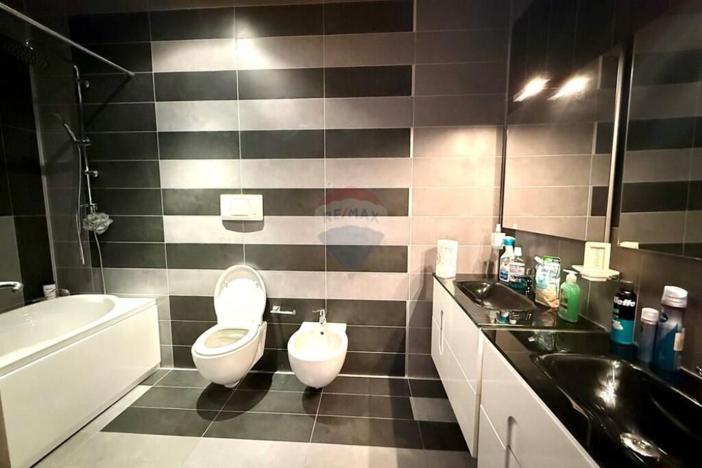 Apartament 4+1+studio, ne Qender te Tiranes!