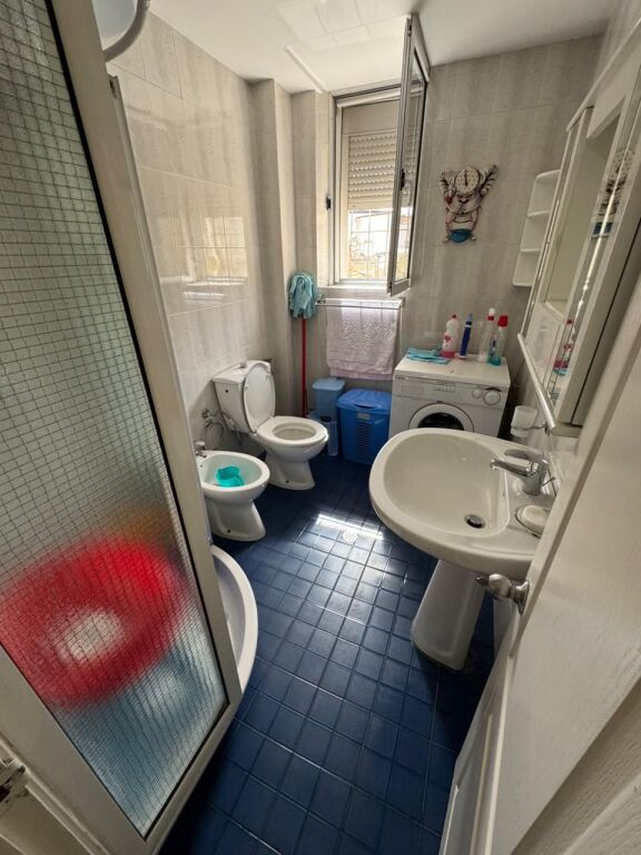 Shitet apartament 1+1