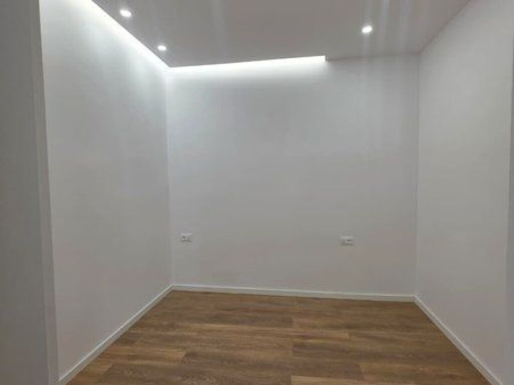 Shitet ,Apartament 1+1 tek Komuna e Parisit