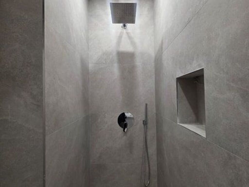 Shitet ,Apartament 1+1 tek Komuna e Parisit