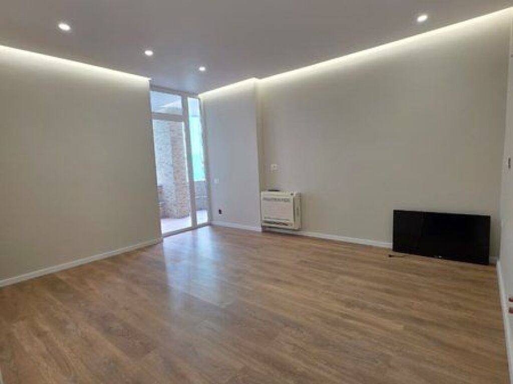 Shitet ,Apartament 1+1 tek Komuna e Parisit