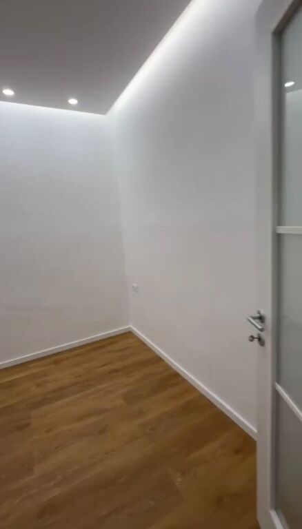 Shitet, Apartament 1+1, Komuna e Parisit , Tiranë.