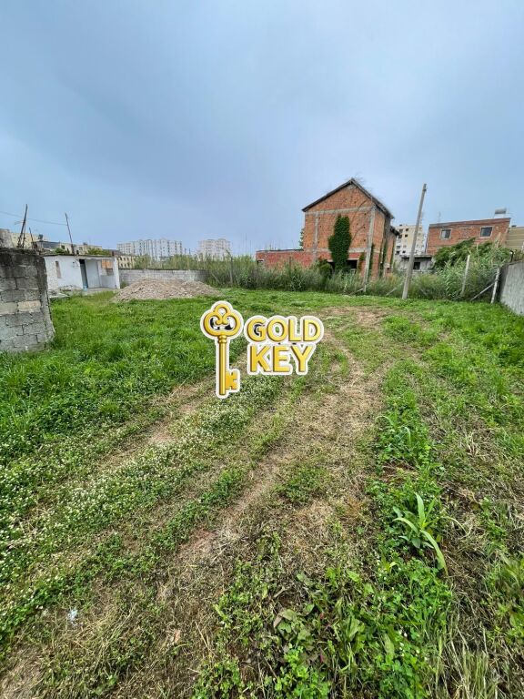 🏡 JEPET TOKË+NDERTESE ME QERA – SHKOZET