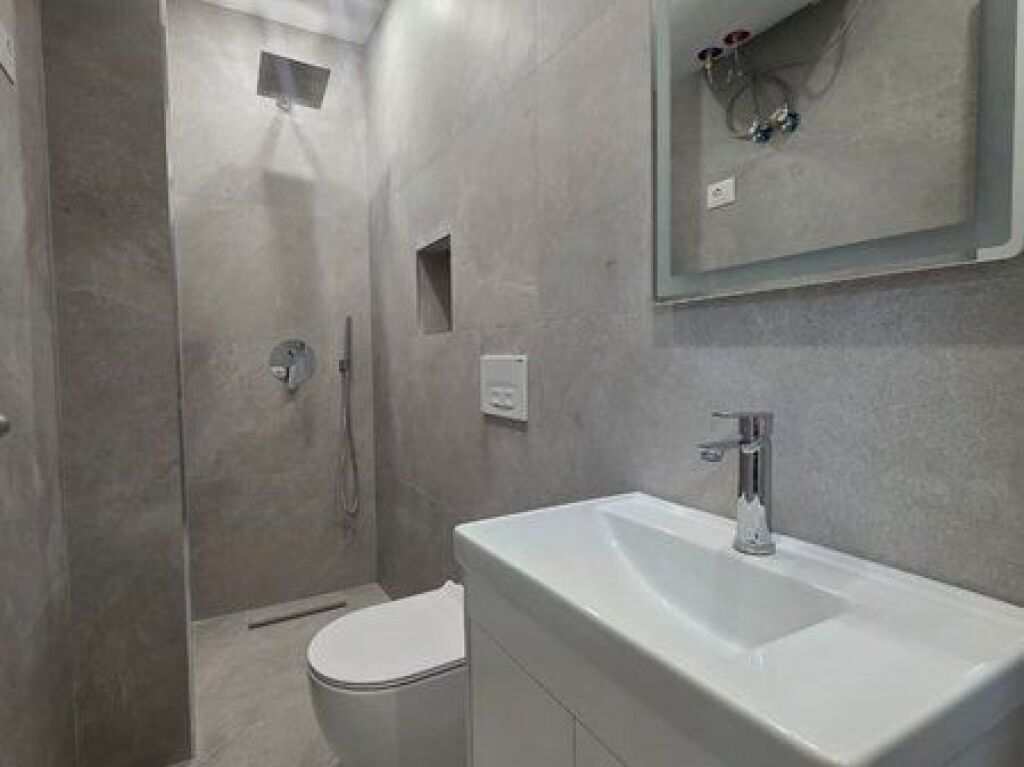 Shitet ,Apartament 1+1 tek Komuna e Parisit