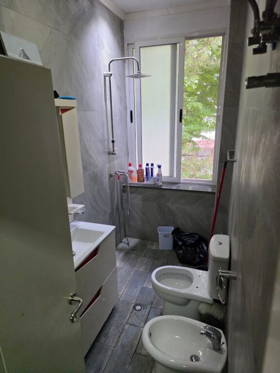 🏢 AMBIENTE 2+1 IN AFFITTO – ZONA BLLOKU, TIRANA