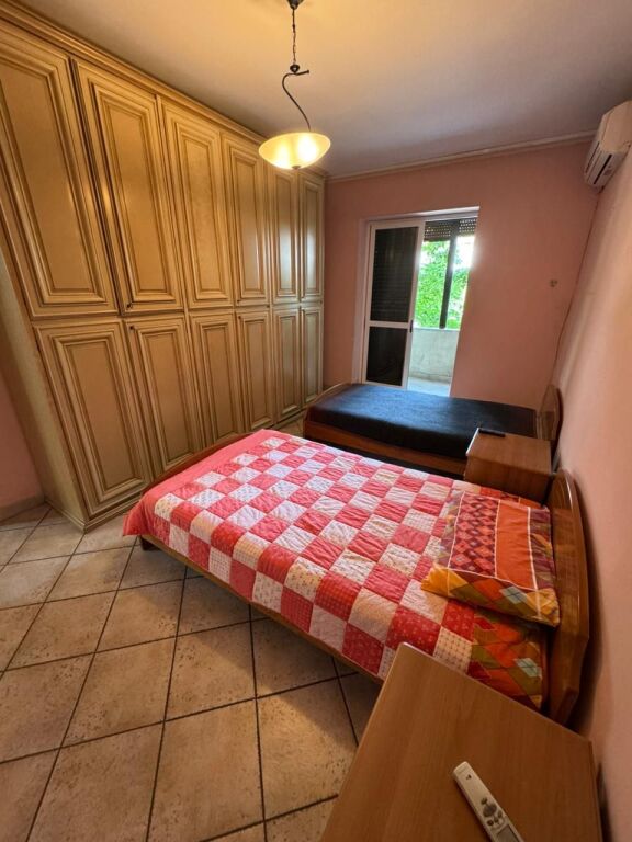 Shitet apartament 1+1