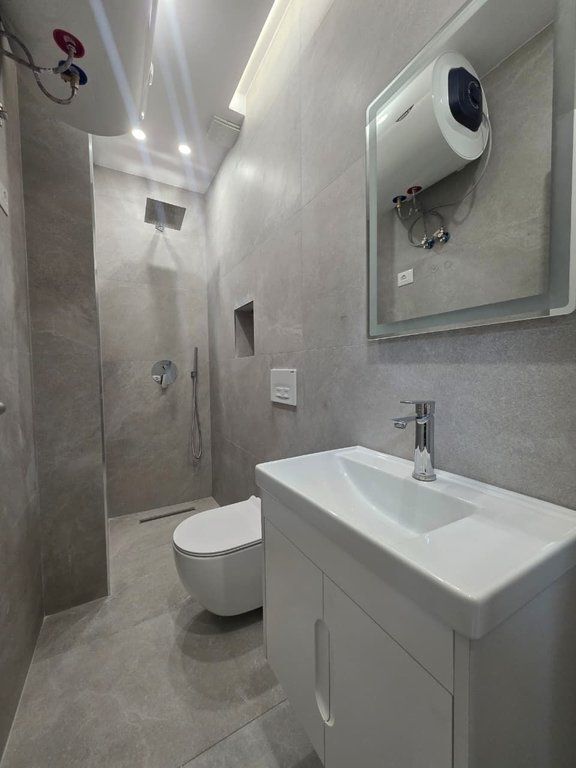 Shitet ,Apartament 1+1, Komuna e Parisit, Tirane