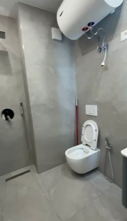 Shitet, Apartament 1+1, Komuna e Parisit , Tiranë.