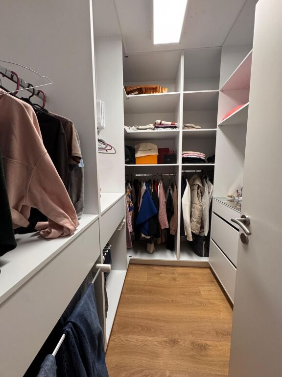 Shitet apartament 2+1 tek Liqeni i Thate