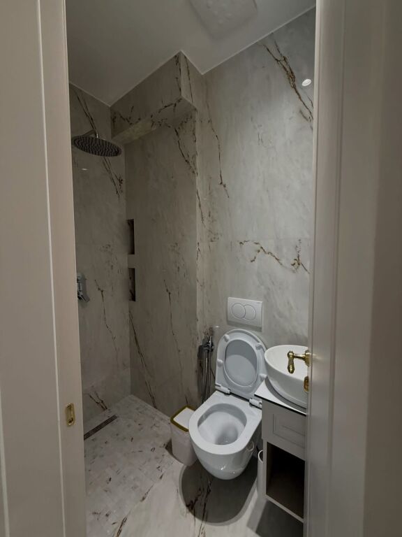 🏢JEPET ME QIRA Ambient Per Zyra 📍Liqeni i Thate •Pamje direkte nga liqeni📐94 m²🚗 Post parkimi i perfshire  💶1.600€ Neto