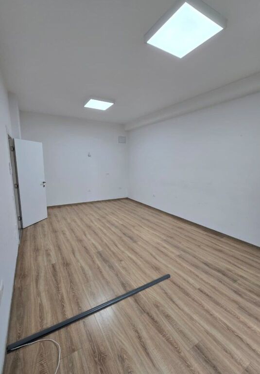 **Jepet zyrë me qira te Square 21**