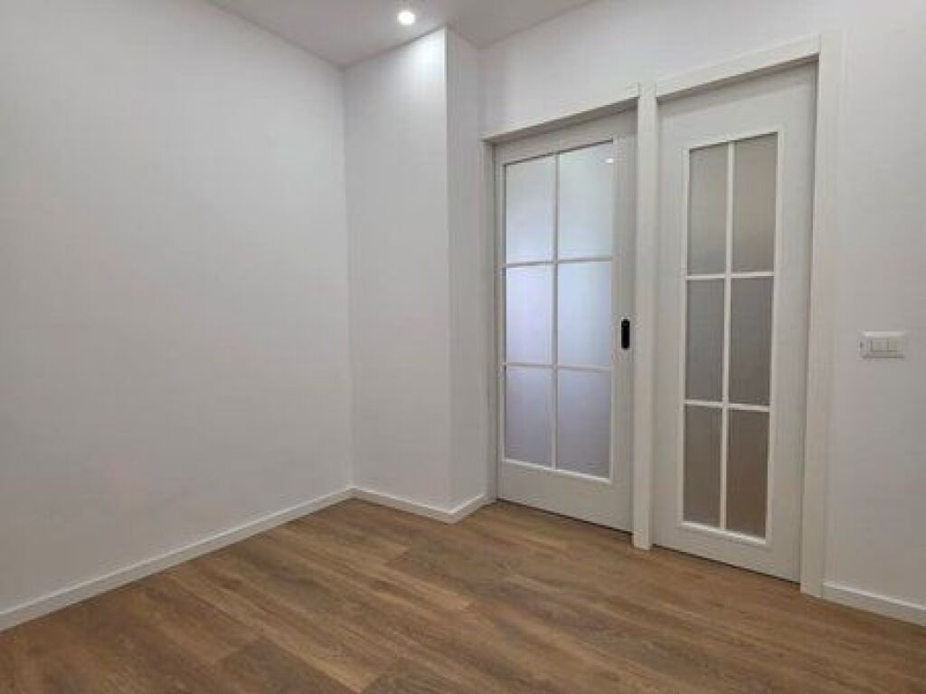 Shitet ,Apartament 1+1 tek Komuna e Parisit