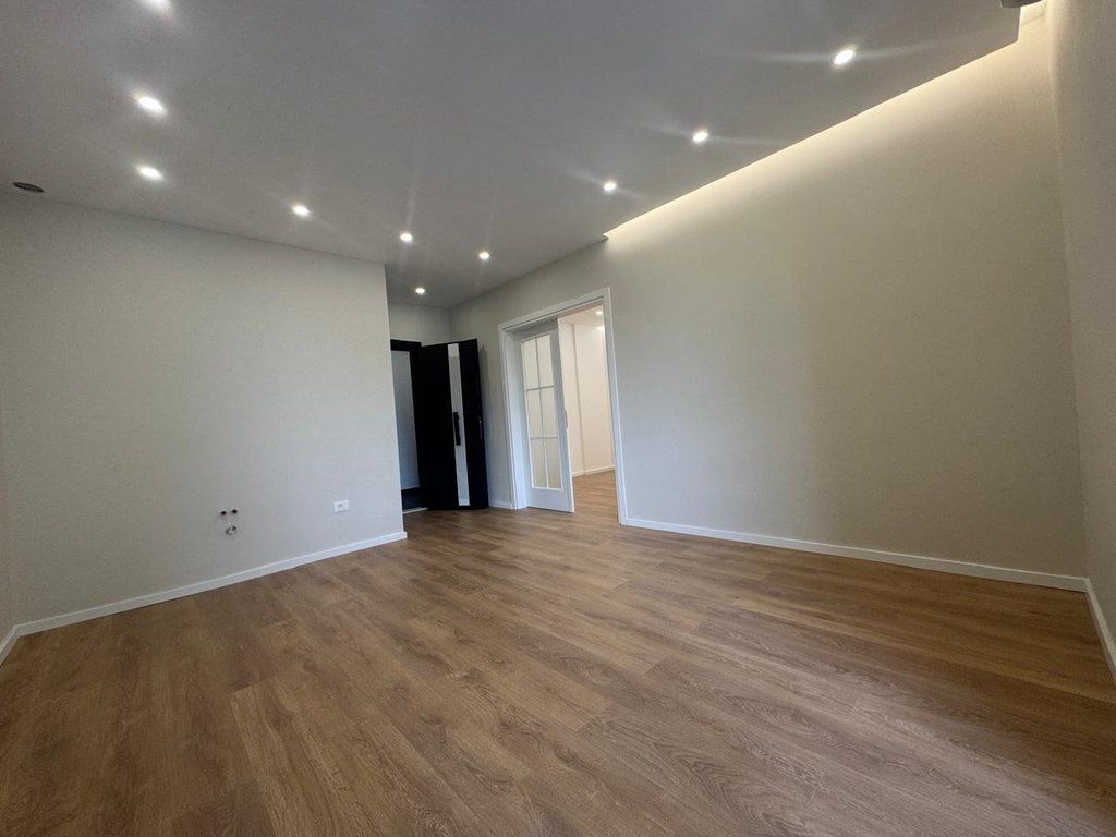 Shitet ,Apartament 1+1, Komuna e Parisit, Tirane