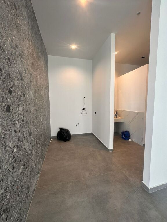 MAGAZINE ME QERA 260 M2 VORE 2.000 EURO FH-73135