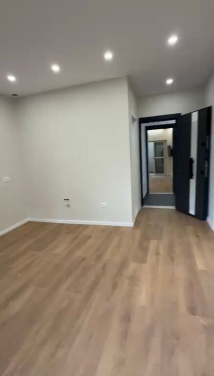 Shitet, Apartament 1+1, Komuna e Parisit , Tiranë.