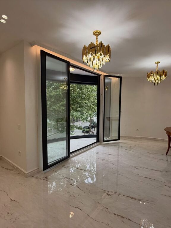 🏢JEPET ME QIRA Ambient Per Zyra 📍Liqeni i Thate •Pamje direkte nga liqeni📐94 m²🚗 Post parkimi i perfshire  💶1.600€ Neto