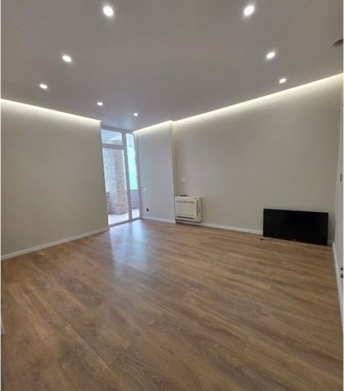 Shitet ,Apartament 1+1, Komuna e Parisit, Tirane