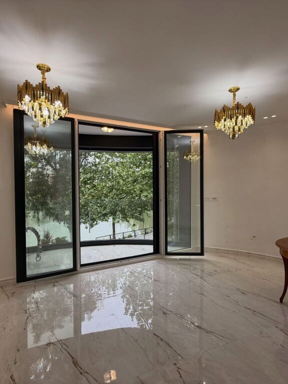 🏢JEPET ME QIRA Ambient Per Zyra 📍Liqeni i Thate •Pamje direkte nga liqeni📐94 m²🚗 Post parkimi i perfshire  💶1.600€ Neto