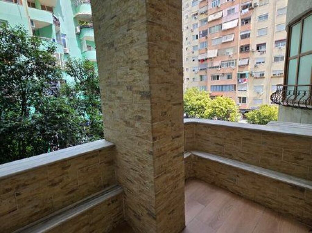 Shitet ,Apartament 1+1 tek Komuna e Parisit