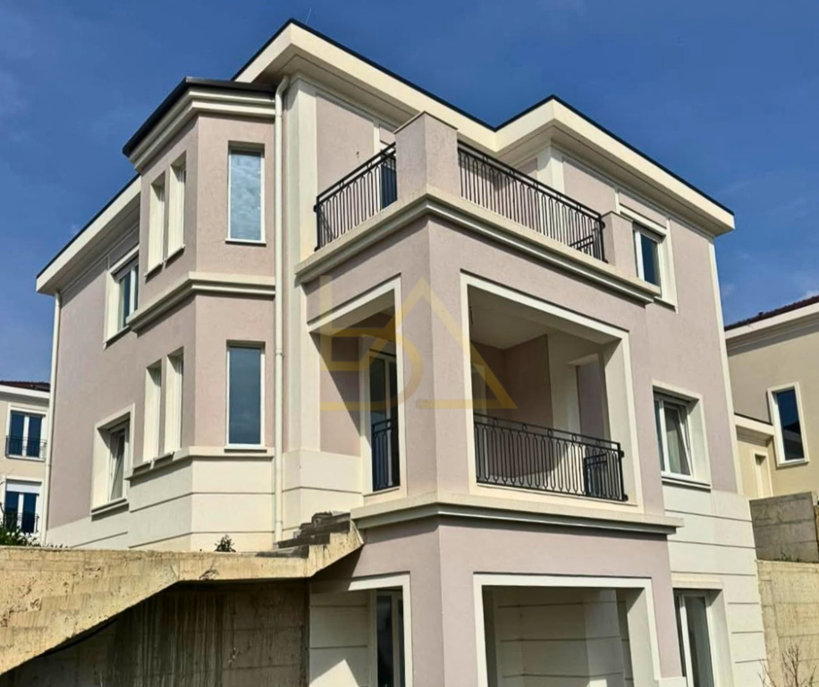 Vilë 3-Katëshe për Shitje – Collina Verde, pranë TEG