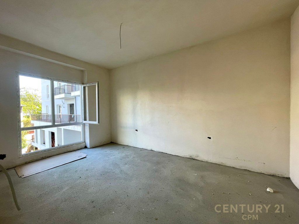 Shitet apartament 1+1 + verand prane Farmacis 10!