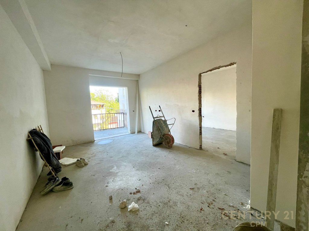 Shitet apartament 1+1 + verand prane Farmacis 10!