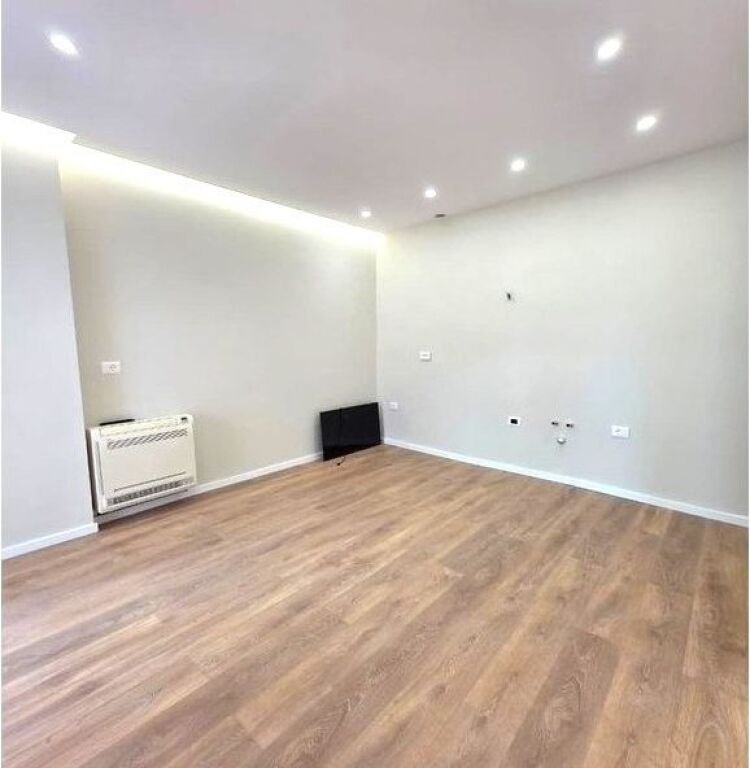 Shitet ,Apartament 1+1, Komuna e Parisit, Tirane