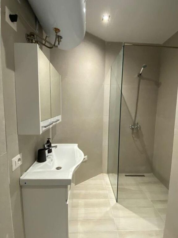Jepet me qera apartament 1+1 tek 21 Dhjetori, pranë Fakultetit të Inxhinierisë së Ndërtimit 📍