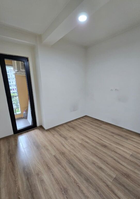 **Jepet zyrë me qira te Square 21**