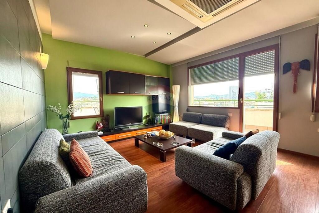 Apartament 4+1+studio, ne Qender te Tiranes!