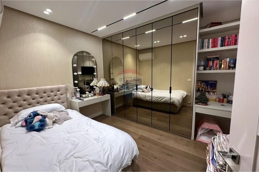 Appartamento 3+1+Cucina Separata in Vendita a Komuna e Parisit, Kika 1