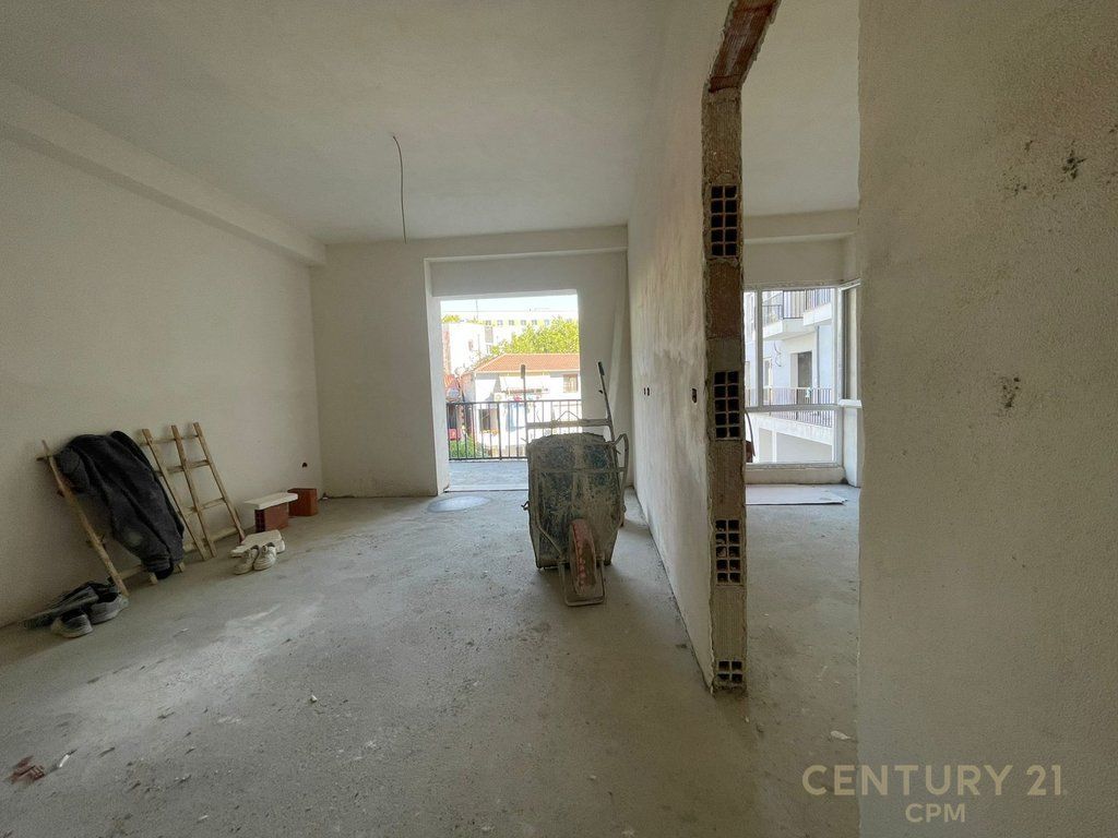 Shitet apartament 1+1 + verand prane Farmacis 10!