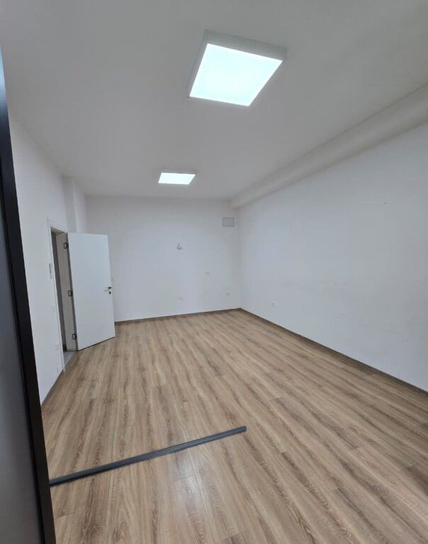 **Jepet zyrë me qira te Square 21**