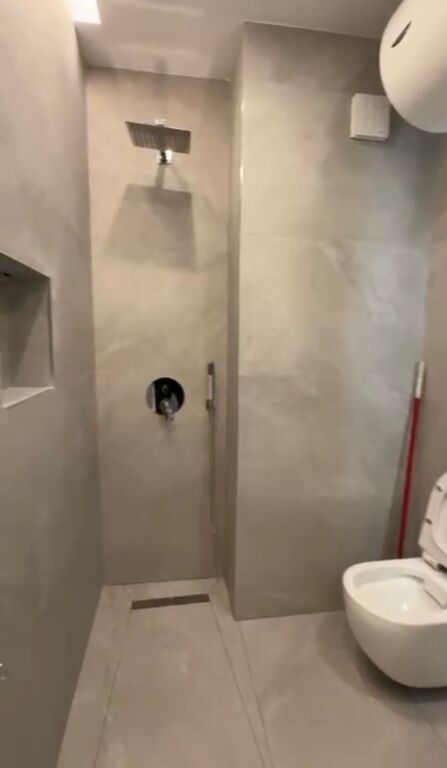 Shitet, Apartament 1+1, Komuna e Parisit , Tiranë.