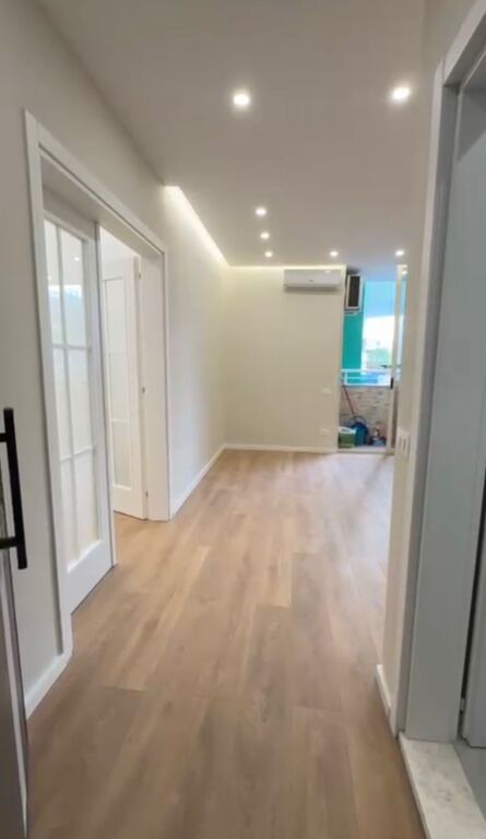 Shitet, Apartament 1+1, Komuna e Parisit , Tiranë.