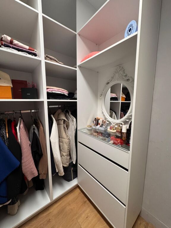 Shiten dy apartament se bashku, Rezidenca Oasis
