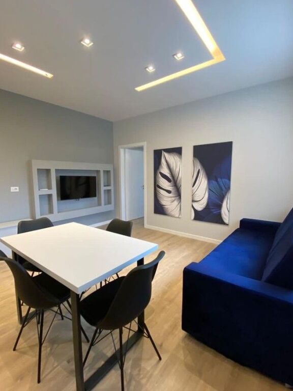 Jepet me qera apartament 1+1 tek 21 Dhjetori, pranë Fakultetit të Inxhinierisë së Ndërtimit 📍