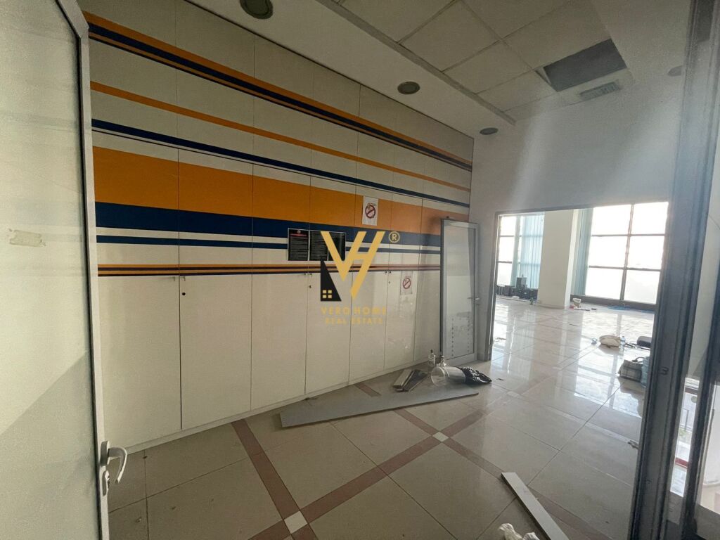 BUSINESS PREMISES 400 M2 FOR RENT IN SELITE 300,000 LEKE