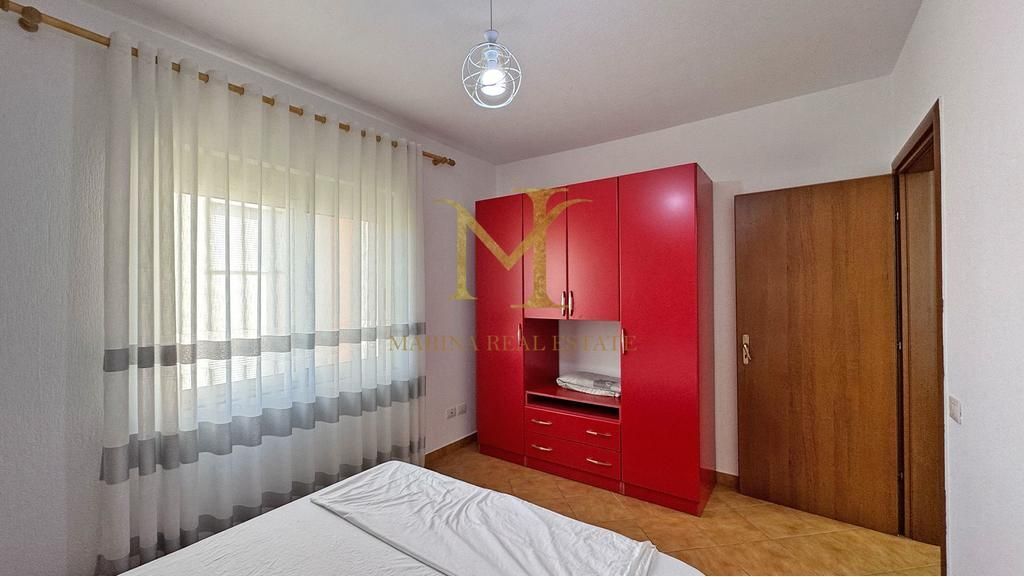 Shitet apartament 1+1. Kati 4, pa ashensor. Shkembi Kavajes, afer Bonita, Kraja dhe Dolce Vita Hotel.