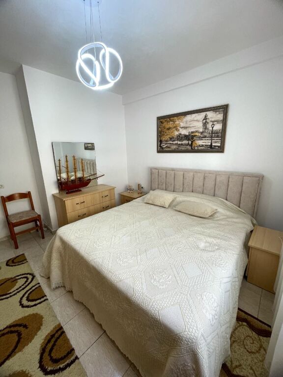 Shitet apartament 1+1