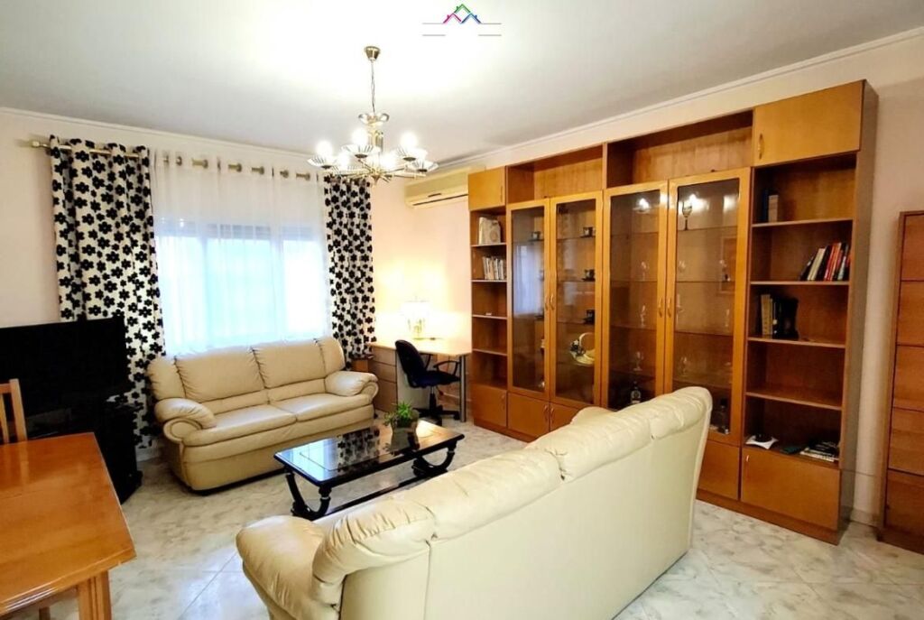Apartament Me Qera 1+1 Tek Komuna e Parisit ( ID B2101471) Tirane