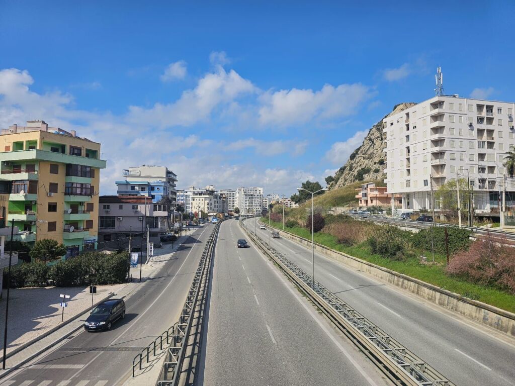 JEPET ME QERA APARTAMENT 2+1 PRANE SHKËMBIT I KAVAJËS