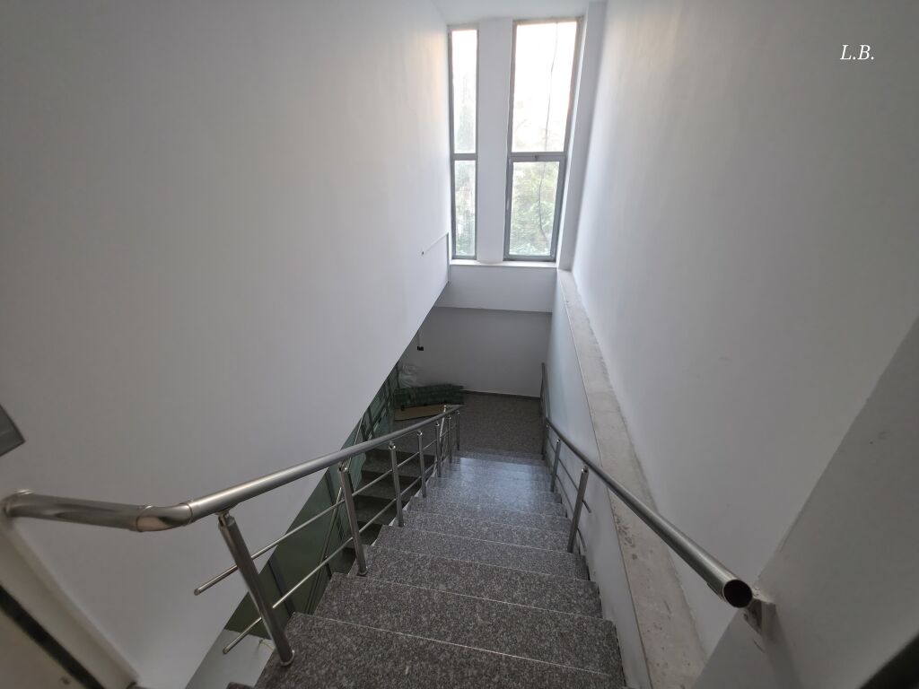 Locale Commerciale in Affitto per Clinica / Ufficio / Call Center | 1° Piano con Facciata