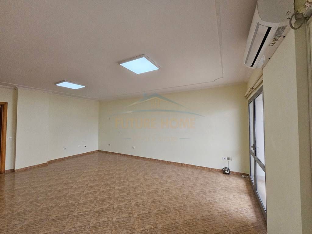 Qera, Ambient Biznesi, Zogu i Zi, Tirane.