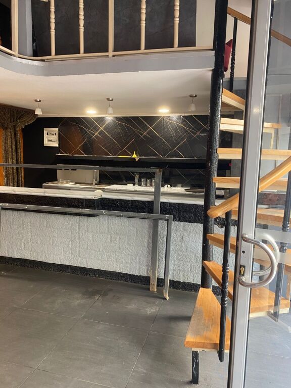 Jepet me qera bar-kafe në Yzberish, pranë Nela 6 📍