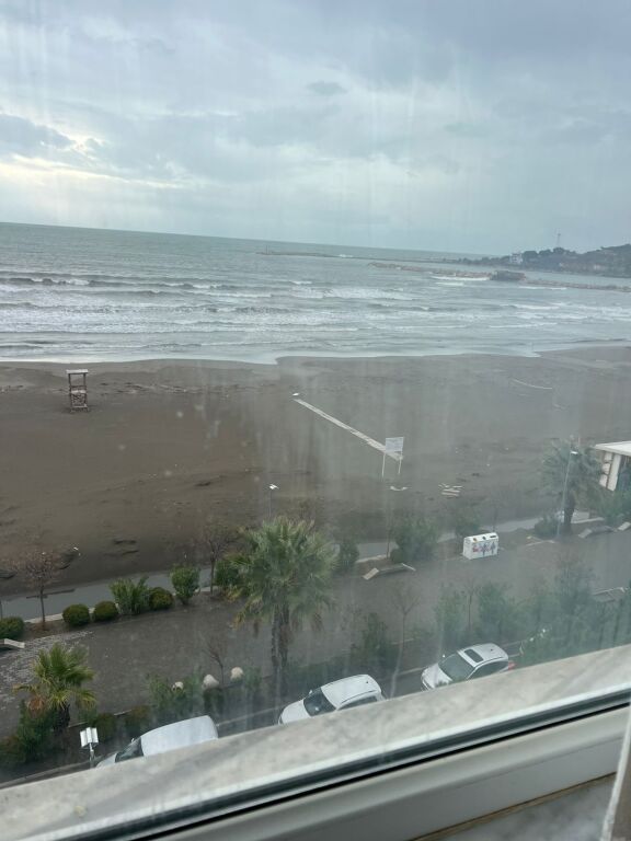Shitet  apartament  1+1  në Shëngjin Brezi parë buzë detit  