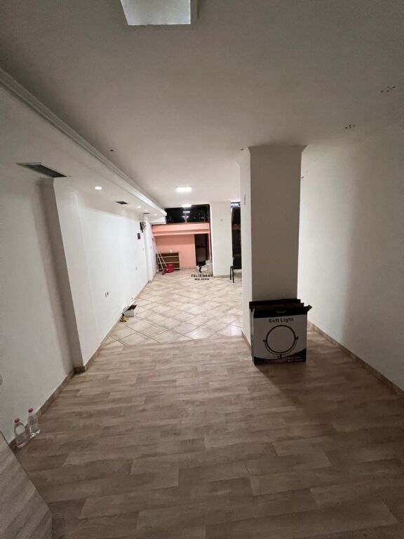 NEGOZIO IN AFFITTO 25 M2 VIA BARDHYL 30.000 LEKE FH-73178
