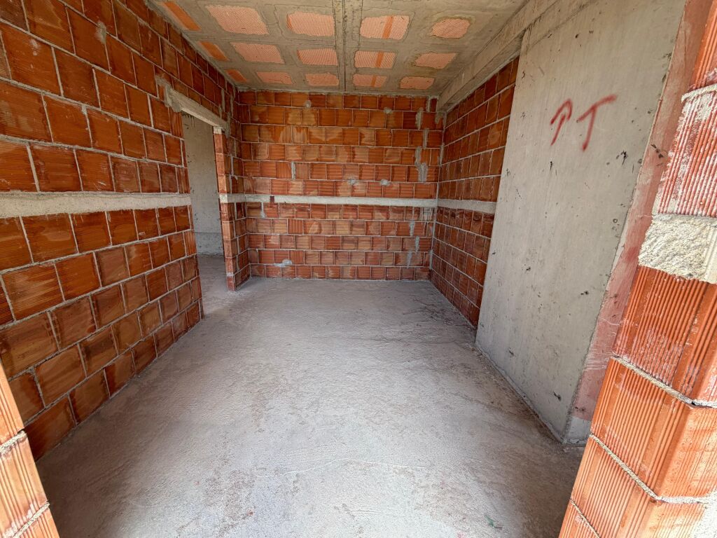 🏡 Shitet Apartament 1+1 📍 Rruga “5 Maji” 🏢 Kati 2 • Me ashensor 🌅 Orientim Perëndim 📐 Sipërfaqe 70 m² 🏗️ Në ndërtim, faz tulle  💶 Çmimi: 112,000 € 📞