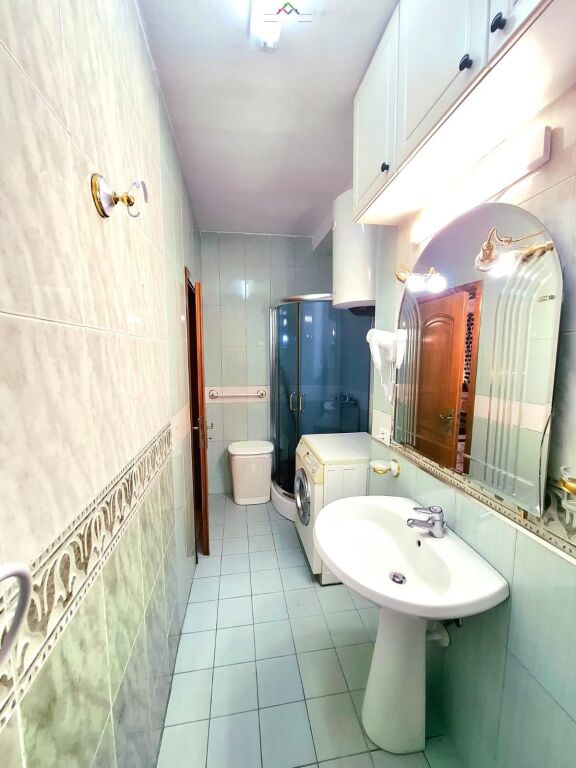 Apartament Me Qera 1+1 Tek Komuna e Parisit ( ID B2101471) Tirane